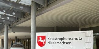 Katastrophenschutz vor der OsnabrückHalle. / Foto: Hinnerk Gramm