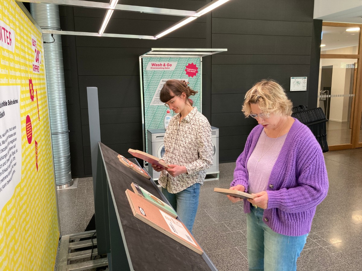 Wiebke Lenz (li.) und Kerstin Schule (re.) von der DBU an einer interaktiven Station der neuen Ausstellung. / Foto: Dominik Lapp