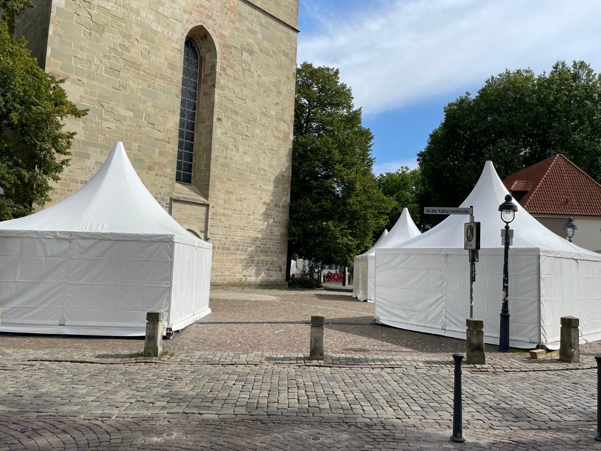 Aufbau für den Tag der Niedersachsen. / Foto: Dominik Lapp