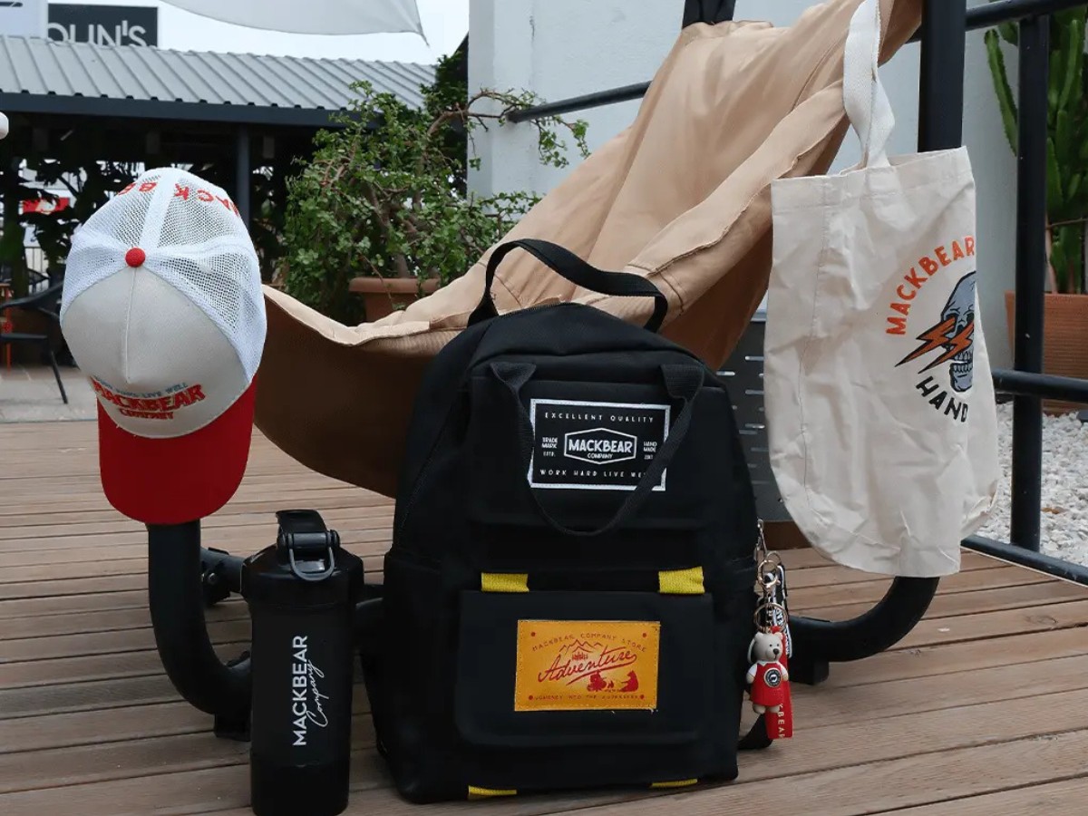 Mackbear bietet auch eigene Merch-Artikel an. / Foto: Mackbear