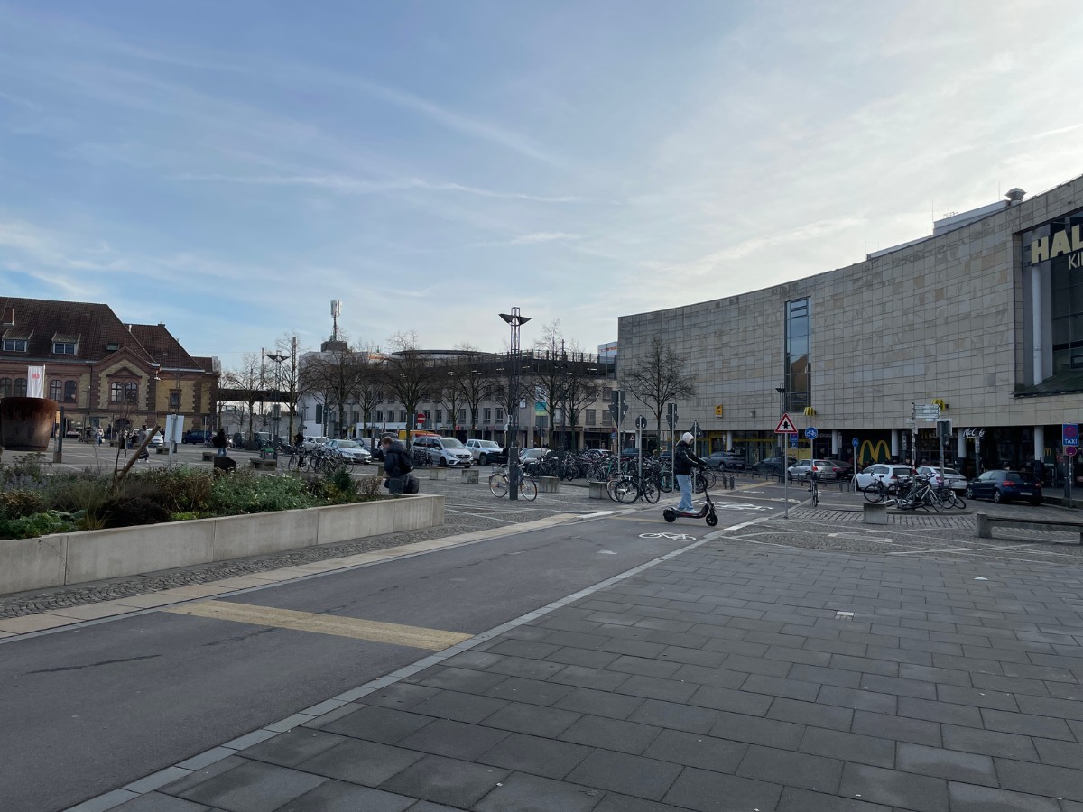 Radboulevard am Hauptbahnhof Osnabrück: Sand statt Grün? Ein Missverständnis! Radboulevard am Hauptbahnhof Osnabrück mit neuem Beet vor dem Hotel. / Foto: Dominik Lapp
