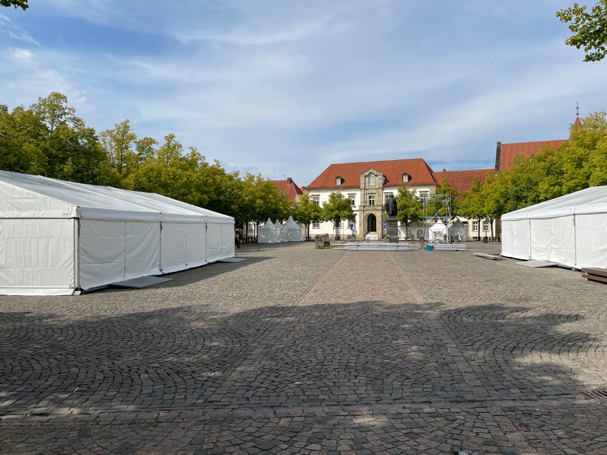 Aufbau für den Tag der Niedersachsen. / Foto: Dominik Lapp