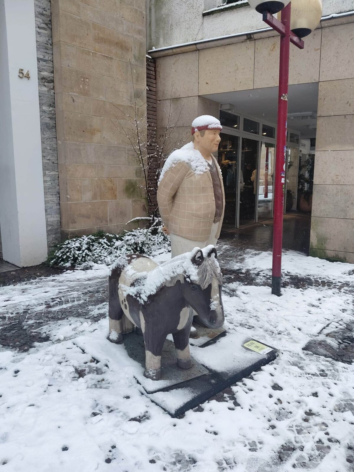 Zugeschneiter Alltagsmensch in der Krahnstraße / Foto: Justus Hanneken