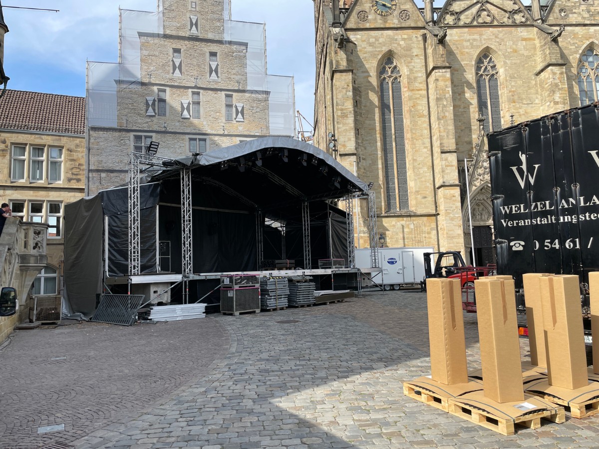 Aufbau für den Tag der Niedersachsen. / Foto: Dominik Lapp