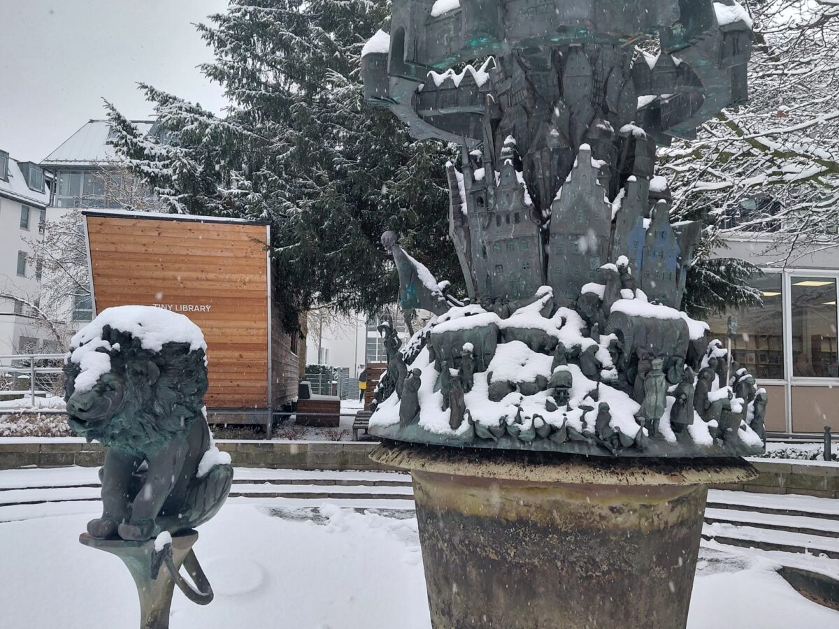 Schneebedeckter Bürgerbrunnen / Foto: Justus Hanneken