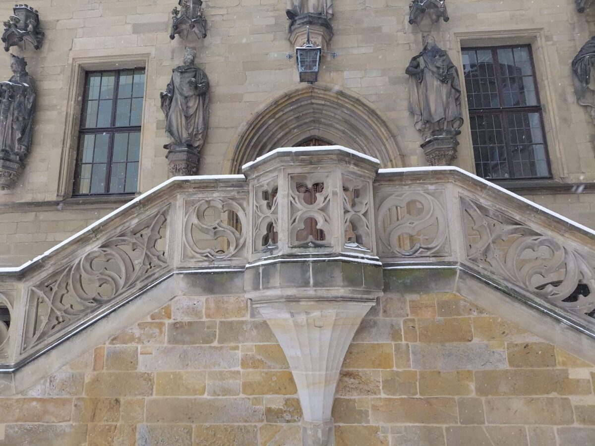 Rathaustreppe von Schnee bedeckt / Foto: Justus Hanneken