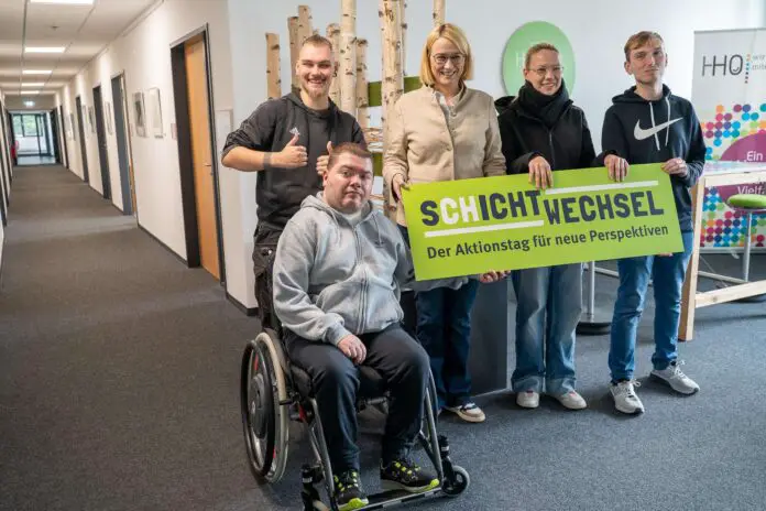 Katharina Pötter (2.v.l) besuchte das inklusive Podcast-Team der HHO "Echt wir". / Foto: Silke Wagener-Schawe