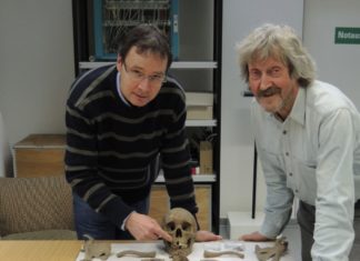 Skelett und Forscher unter sich