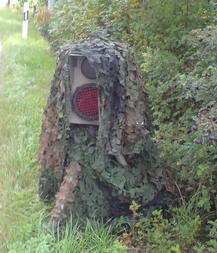 Symbolbild, "Geschwindigkeitsmessung Tarnnetz" by Haberlon -Lizenz: CC BY-SA 3.0 via Wikimedia Commons
