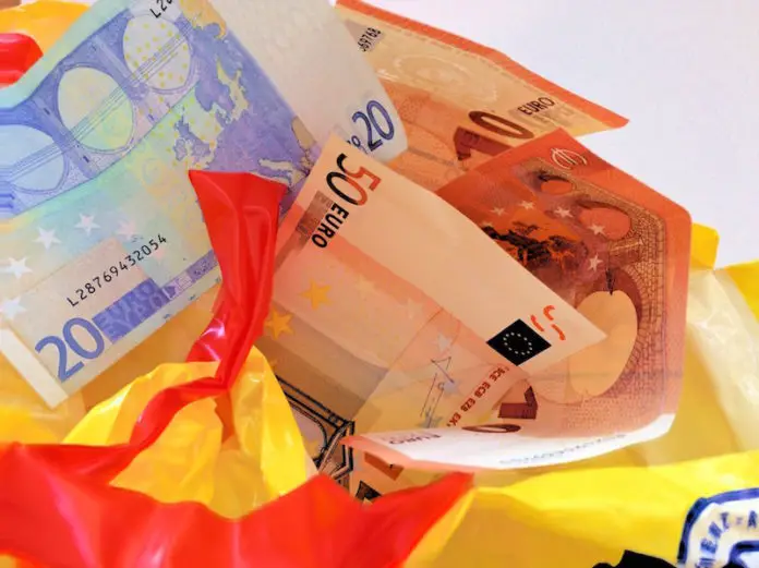 Plastiktüte voller Geld