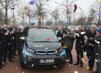 Fahrschüler im Landkreis lernen „elektrisch“ fahren Fahrzeugtaufe Strom.bewegt Landkreis Osnabrück, BMW i3 für Fahrschulen