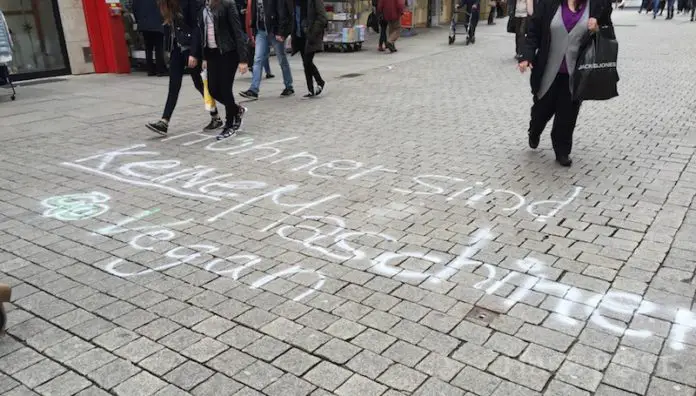 Peta Graffiti Osnabrück Hühner sind keine Maschinen - vegan