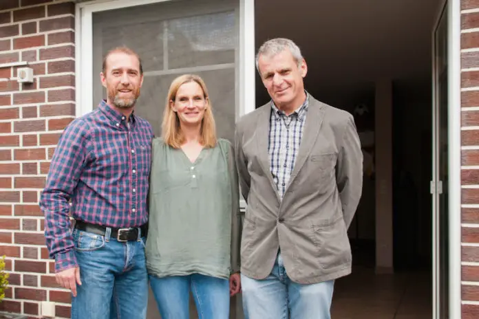 Eheleute Enochs und Energieberater Rupert Neumann