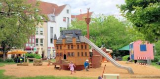Spielplatz am Adolf-Reichwein-Platz mit Hansekogge in Osnabrück