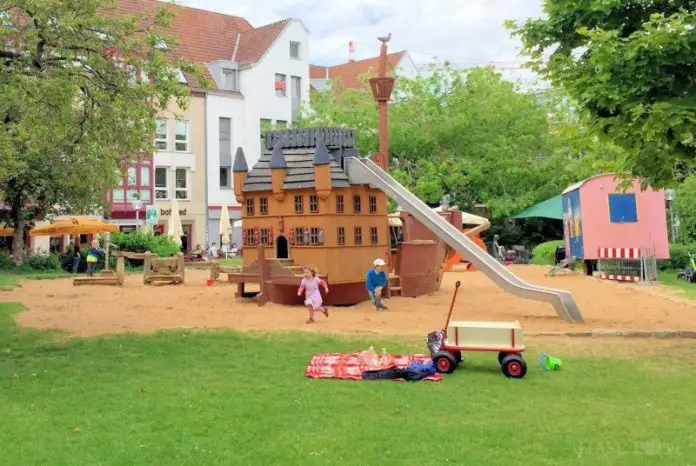 Spielplatz am Adolf-Reichwein-Platz mit Hansekogge in Osnabrück