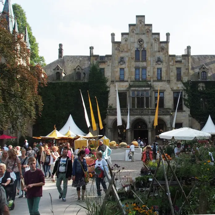 Fast 16.000 € bei der Charity-Auktion HANDBAG TO Peace von Schloß Ippenburg