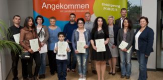 Feierliche Veranstaltung im Kreishaus Osnabrück: 14 Menschen erhalten Einbürgerungsurkunde