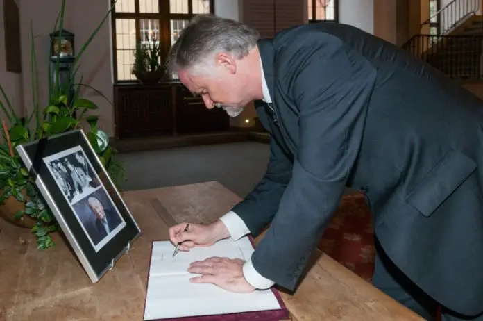 Oberbürgermeister Wolfgang Griesert trägt sich in das Kondolenzbuch ein .