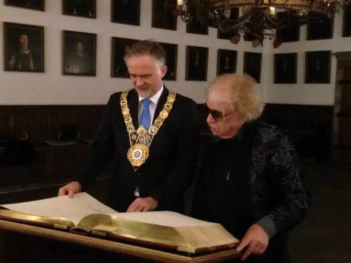 Oberbürgermeister Wolfgang Griesert und Zirkusdirektor Bernhard Paul durchblättern das Goldene Buch der Stadt Osnabrück.