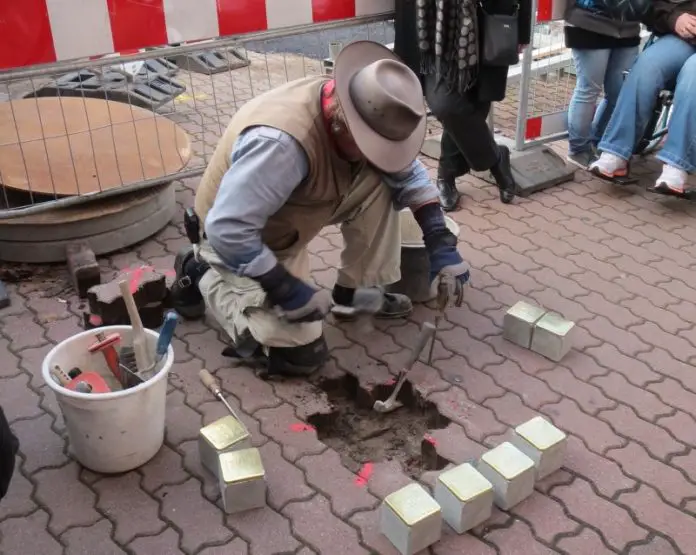 stolpersteine_Verlegen Stolpersteine werden verlegt