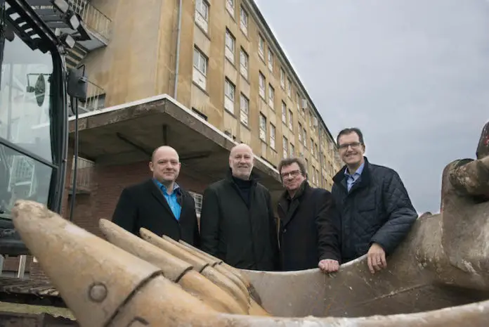 Gaben den Startschuss für die Abbrucharbeiten zweier Speicher auf dem ehemaligen Winkelhausenkasernengelände: (V.l.) Marcel Haselof (EHB-Geschäftsführer), Dr. Stephan Rolfes (Stadtwerke-Vorstand), Frank Otte (Stadtbaurat) sowie Ingo Hannemann (ESOS-Geschäftsführer).