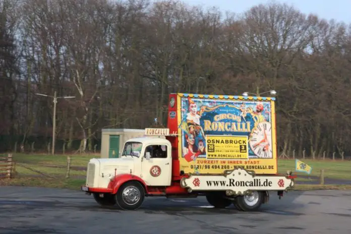 Ein Fahrzeug macht schon eifrig Werbung.