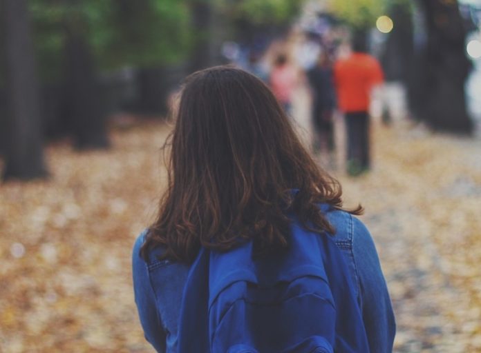 Symbolbild Alleine Unterwegs