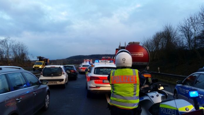 Polizei und Rettungsdienst auf der A33
