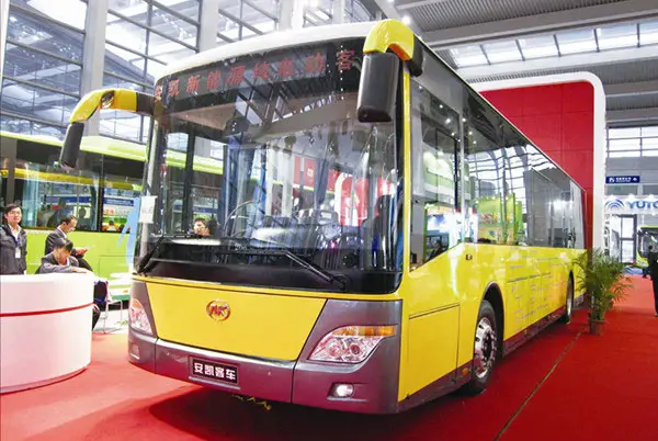 Mehr als 100 Akku-Busse fahren inzwischen durch Hefei