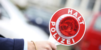 Symbolbild Polizeikelle, Quelle: MIK NRW