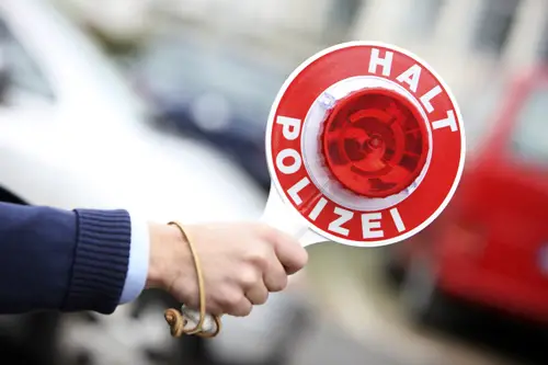 Symbolbild Polizeikelle, Quelle: MIK NRW