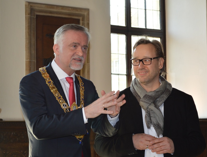 Thomas Bühner (re., hier mit dem damaligen Osnabrücker Oberbürgermeister der Stadt Osnabrück, Wolfgang Griesert) trug sich 2016 ins Goldene Buch der Stadt Osnabrück ein. / Archivbild