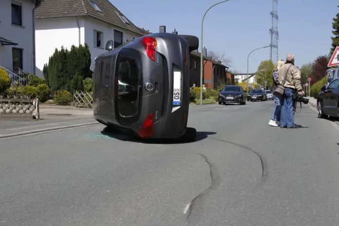 PKW kippt in Osnabrück-Hellern auf die Seite