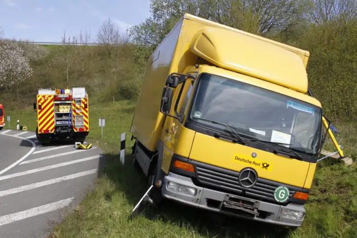 LKW-Unfall auf der A33 – Autofahrer fahren durch Absperrung