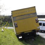 LKW-Unfall auf der A33 – Autofahrer fahren durch Absperrung