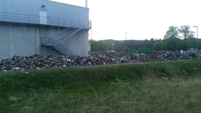 Brand in Recyclinganlage noch nicht vollständig gelöscht