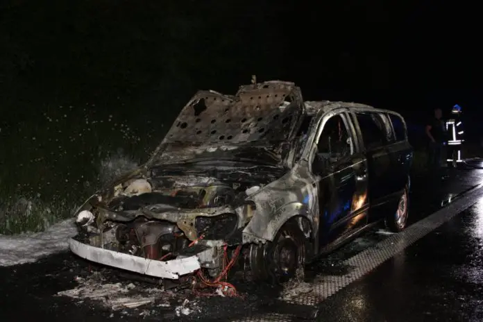 PKW brennt auf der A33 komplett aus