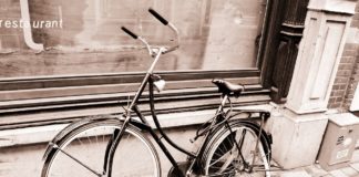 Radfahrerin fährt in Bad Iburg in Schaufenster