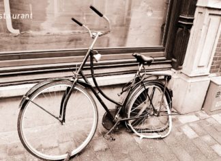 Radfahrerin fährt in Bad Iburg in Schaufenster