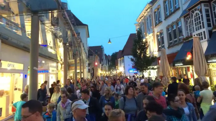 (Archivbild) Der Osnabrücker Nachtflohmarkt zieht jedes Jahr zahlreiche Menschen in die Osnabrücker Innenstadt.