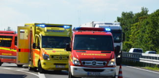 Unfall auf der Autobahn, Feuerwehr - Symbolbild