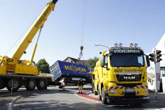 LKW-Anhänger in Osnabrück-Widukindland gegen PKW gekippt