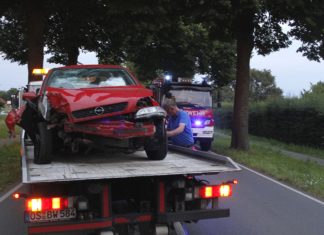Bad Iburg: PKW knallt bei Navi-Bedienung gegen Baum