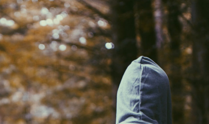 Mann mit Kapuzenpulli