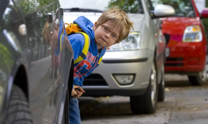 Schulkind auf dem Schulweg
