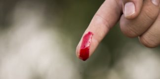 blutender Finger