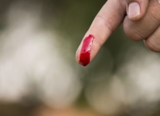 blutender Finger
