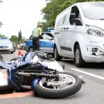 Motorradfahrer kollidiert mit Van am Heger-Tor-Wall