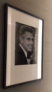 George Clooney wartet an der Umkleidekabine bei HALLHUBER in Osnabrück