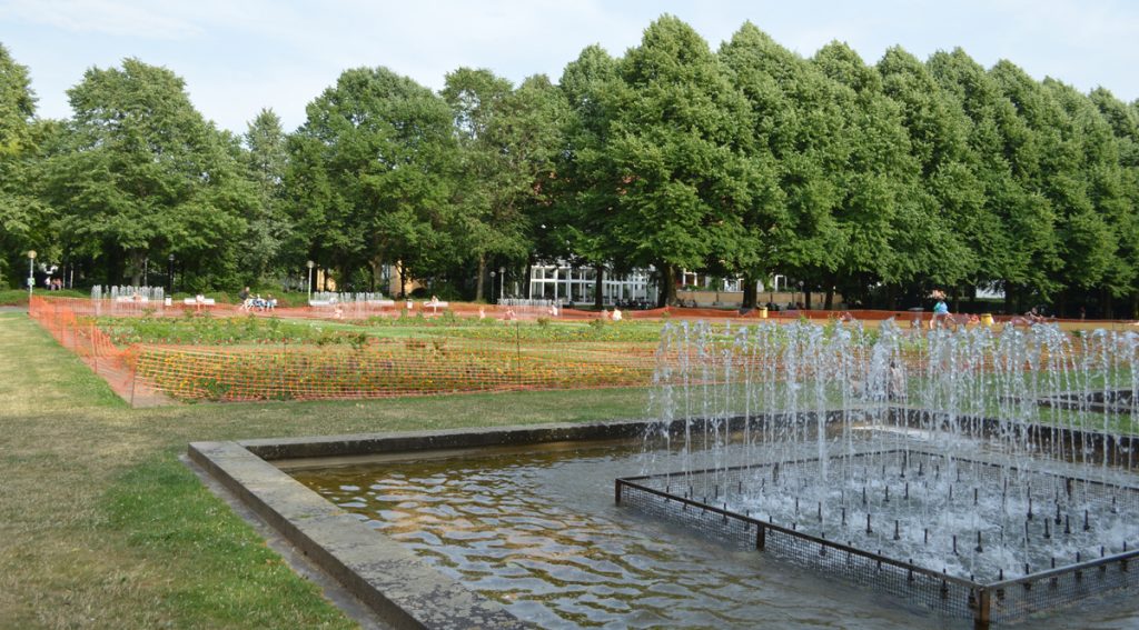 Springbrunnen und Beete im Schlossgarten